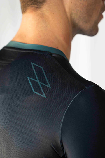 close up shoulder icon view of mna metsa cycling jersey