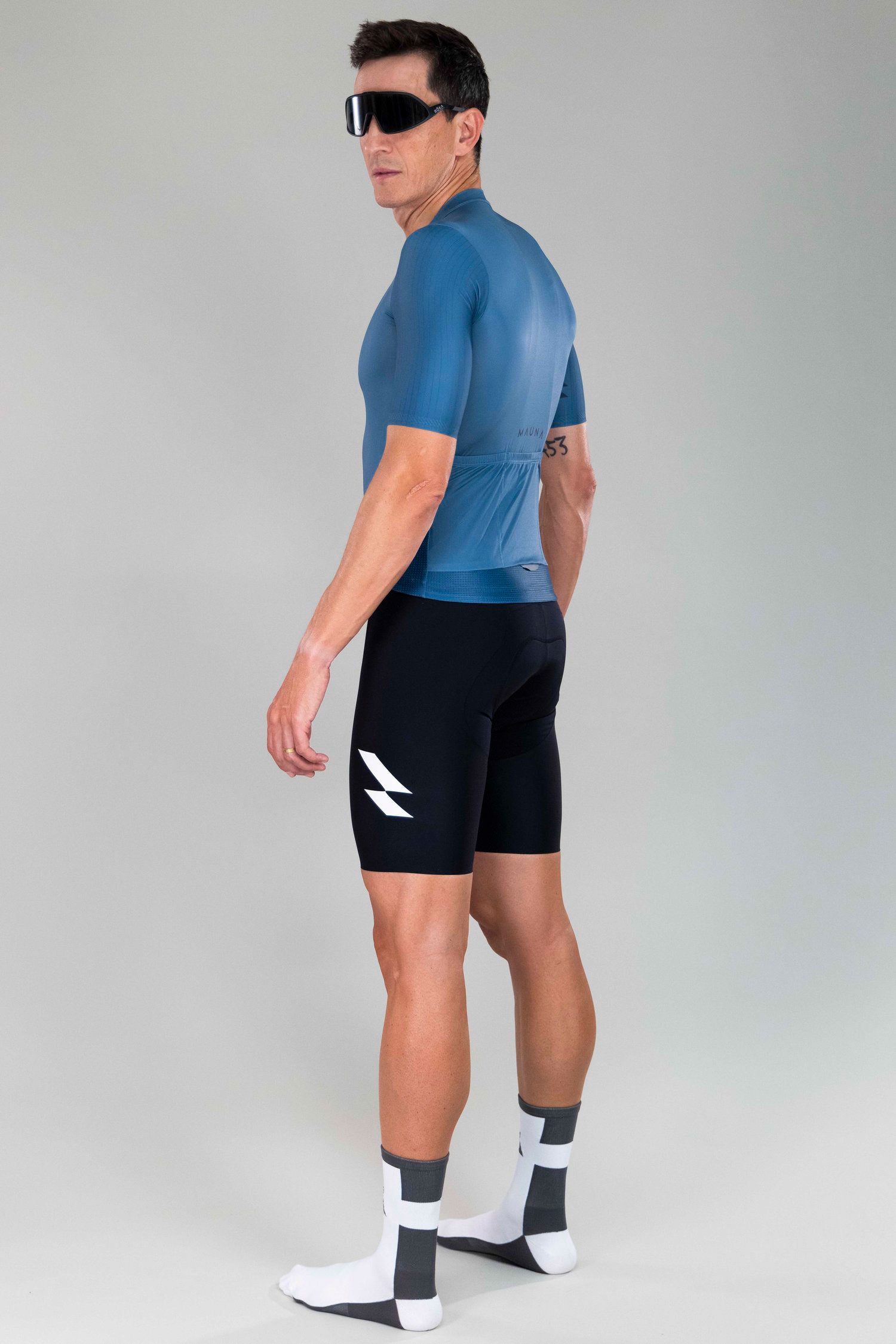 back side view of man wearing eldhraun classic cycling jersey