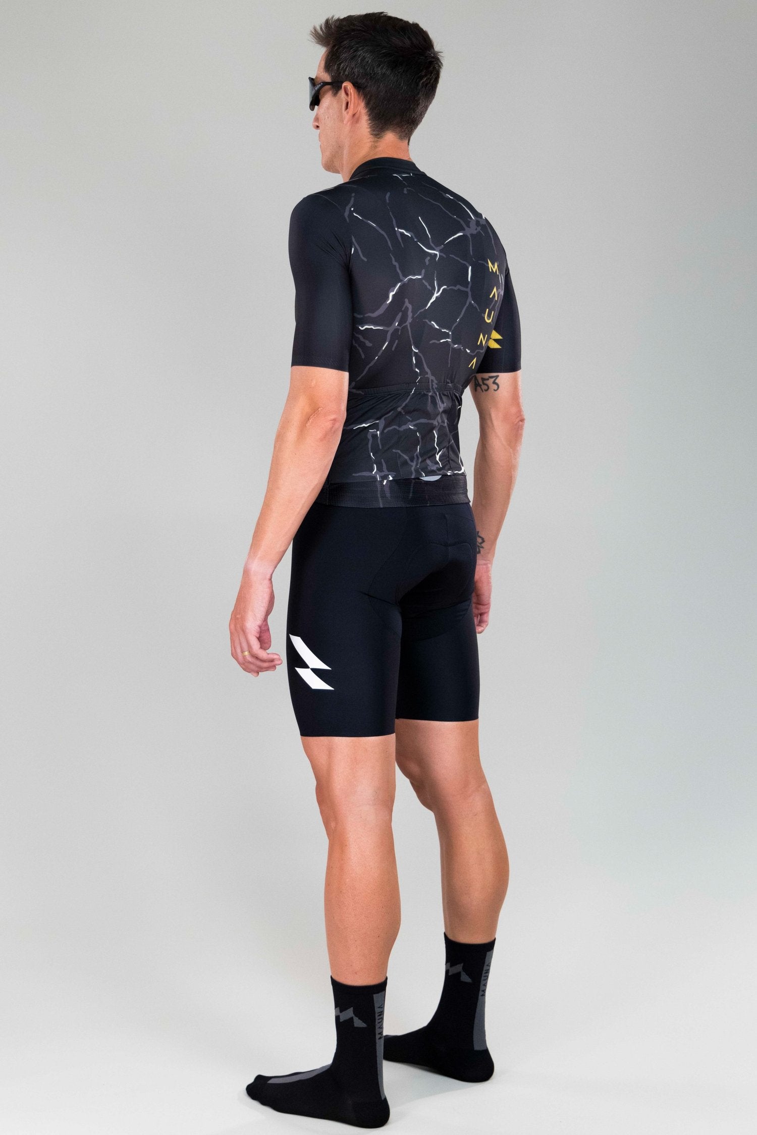back left-side view of man wearing Eldhraun force cycling jersey in black